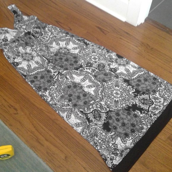 Black and White Maxi Dress - Picture 4 of 10